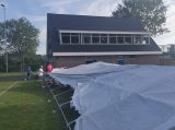 Opbouwen tent op sportpark 'Het Springer' (dag 2) (6/43)